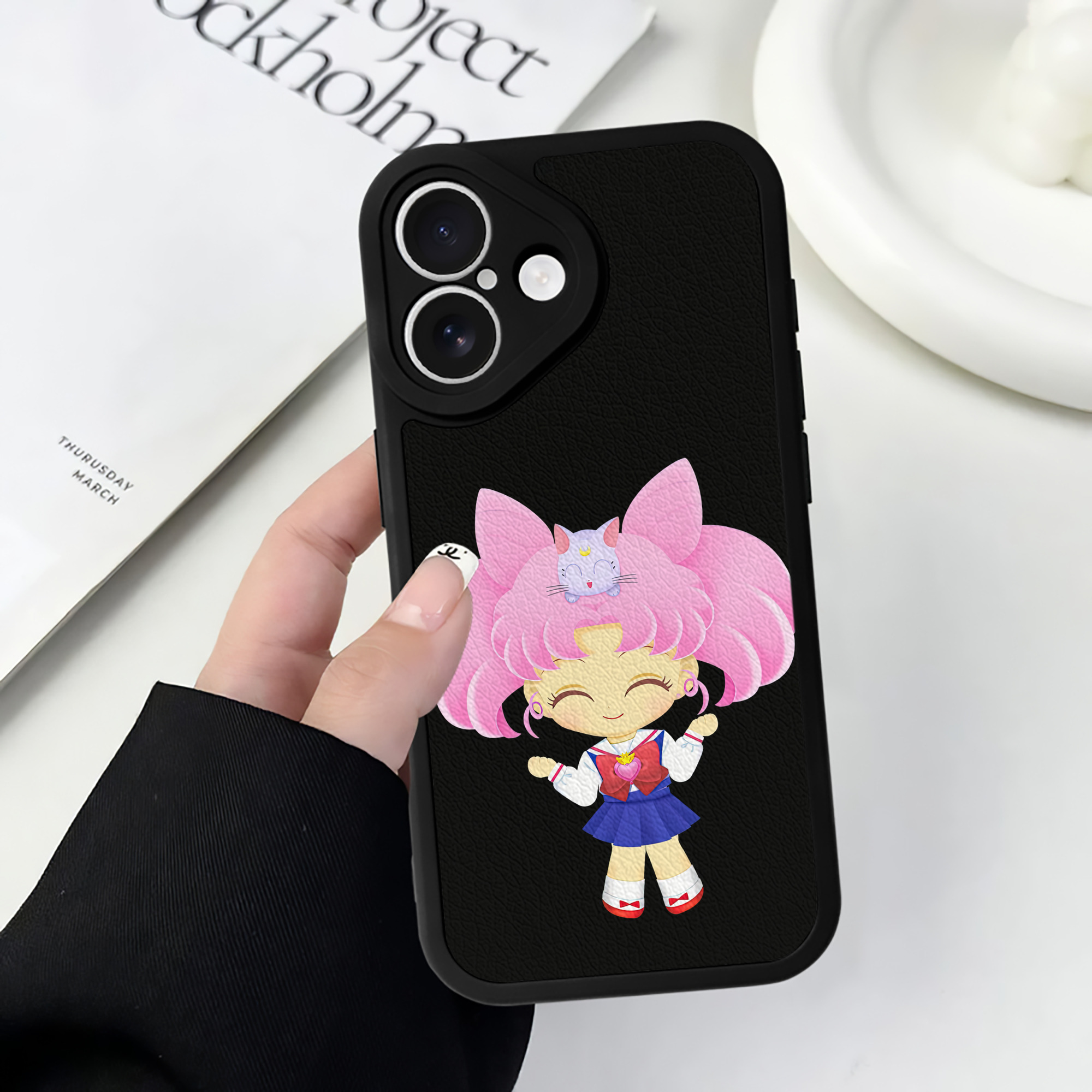 （画像用） 美少女戦士セーラームーン ちびうさ Sailor Moon Chibiusa Tsukino Usagi Small Lady Serenity 【iPhone 16シリーズ対応】シリコンスマホケース（レザー調） 材質：シリコン